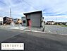 その他：前面道路がしっかり舗装されており車の出入りがしやすい現地写真です。周囲は整然とした住宅街となっており開放感のある環境が広がっています。建物と道路の距離も十分に確保され日当たりにも配慮されています。