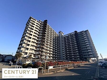 大型マンションの外観が印象的です。広々とした敷地内は開放感があります。整然としたエントランス付近が特徴的です。駐車スペースもしっかり確保されています。青空とのコントラストも魅力です。