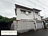 その他：外観は落ち着いた雰囲気の住宅です。道路に面しておりアクセスしやすい立地です。ガレージを備えた造りが特徴的です。二階建てでスペースをしっかり確保しています。周囲も静かな住宅街です。