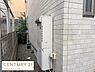 その他：建物外観はシンプルなデザインで外壁の色合いが落ち着いた雰囲気です。側面には給湯器が設置されておりメンテナンスもしやすい配置です。敷地の側面には砂利が敷かれており雑草対策にもなっています。