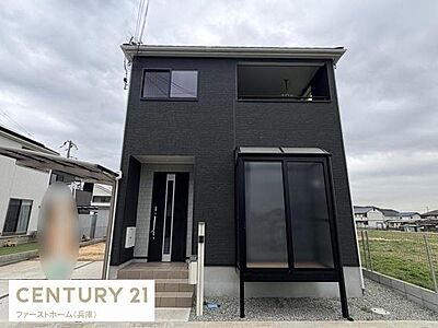 外観:重厚感のある外観が印象的です。直線的なデザインがスタイリッシュな雰囲気を醸し出しています。広いバルコニーやサンルームが外観のアクセントとなっています。周辺の雰囲気と調和した落ち着いた佇まいです。 外観:重厚感のある外観が印象的です。直線的なデザインがスタイリッシュな雰囲気を醸し出しています。広いバルコニーやサンルームが外観のアクセントとなっています。周辺の雰囲気と調和した落ち着いた佇まいです。