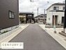 その他：前面道路が広く車の出し入れがしやすい印象です。周辺は落ち着いた住宅街となっております。現地写真から周囲の住環境も確認できます。道路の舗装がしっかりしている点もポイントです。