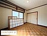 室内：落ち着いた色合いの内装が特徴的なお部屋です。広めの窓から自然光が入り明るさを感じられます。収納スペースもしっかりと確保されており使い勝手の良い空間です。和室の風合いが印象的です。