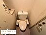 トイレ：清潔感のあるトイレ空間です。温水洗浄便座が設置されています。小物を置ける棚もついており使い勝手の良い仕様です。必要な設備が揃っています。
