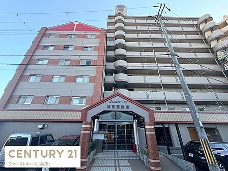 落ち着いたデザインの外観が目を引きます。アプローチ部分の屋根が印象的です。広々としたバルコニーが並び開放感があります。複数台の駐車スペースも確保されています。エントランス部分も明るい雰囲気です。