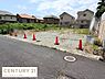 外観：現地土地写真の通り道路に面した整形地で間口も広く確保されています。周辺は住宅が立ち並ぶ落ち着いた雰囲気です。陽当たりも確保しやすいポジションですので多様なプランに対応できます。