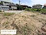 外観：現地土地写真からゆとりのあるスペースが広がる印象を受けます。周囲には住宅があり落ち着いた雰囲気です。道路にも面しているためアクセスも便利です。日当たりも期待できます。