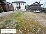 外観：周囲に住宅が建ち並ぶ落ち着いた現地土地写真です。現状更地で使い方の自由度が高い点が魅力です。前面道路に面しており車の出入りもスムーズに行えます。生活利便性の良い立地を感じられる写真です。