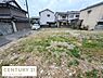 外観：現地土地写真により敷地の広さが一目でわかります。周辺は住宅が立ち並び住環境をイメージしやすい環境です。道路へのアクセスも良好で車の出入りがしやすい立地となっています。