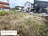 外観：周囲には住宅が立ち並び落ち着いた雰囲気の現地土地写真です。道路に接しているため車の出入りもスムーズに行えます。空が広く開放的なロケーションが感じられます。整った形状で多様な用途に対応が可能です。