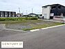 外観：閑静な住宅街に位置する現地土地写真です。道路との接道も良好で周囲には新しい住宅も並んでいます。平坦な敷地で様々な建築プランに対応しやすい形状となっています。