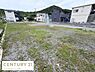 外観：落ち着いた住宅地に位置した現地土地写真です。前面道路が広く車の出し入れがしやすい印象です。周辺には戸建て住宅が立ち並び整った街並みとなっています。敷地内は平坦で活用しやすい地形です。
