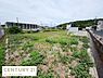 外観：現地土地写真から広々とした敷地の様子が伝わります。周囲に建物があり整然とした街並みが印象的です。開放感があり様々な活用が期待できます。前面道路も確認できアクセスしやすい立地です。