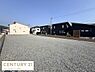 外観：閑静な住宅街に位置する現地土地写真です。南向きで日当たりが期待できます。隣接する道路とのアクセスも便利です。整形地のため使い勝手が良さそうです。開放感のある周辺環境もポイントです。