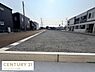 外観：周辺には新しい建物が並び整備された街並みが特徴です。敷地は平坦で工事のしやすさが期待できます。道路も幅広く車両の出入りもスムーズです。現地土地写真から開放感のある環境がうかがえます。