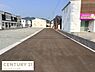 その他：前面道路が広く車の出入りがしやすい現地写真です。新しい街並みが整っています。歩道も整備されていて建物との距離も確保されています。周辺には複数の住宅が立ち並び環境が整っています。