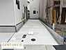 駐車場：敷地内に設置された駐車場は車両の出し入れがしやすい直線的なレイアウトです。コンクリート舗装のため雨天時も足元が安定しています。隣家や道路との境界が明確で使い勝手が良好です。