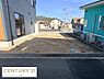 駐車場：前面道路との段差が少なく車の出し入れがスムーズに行えます。隣接する建物との間隔も確保されています。フェンスが設置されており隣地との区分が明確です。ゆとりのあるスペースで複数台の駐車にも対応可能です。