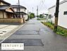 その他：前面道路は見通しの良い直線で車の出入りがしやすい環境です。電柱や舗装状態も確認でき安心して利用できます。周辺は落ち着いた住宅街となっています。建物の外観も整っています。道路幅も十分に確保されています。