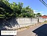 外観：現地土地写真からは周囲がしっかりとした塀で囲まれている様子が確認できます。道路に面していて陽当たりも良好です。植物が多く自然を感じられる環境が魅力です。落ち着いた住宅街の印象を受けます。