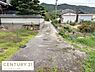 その他：落ち着いた住宅地に位置し前面道路が敷地へのアクセスをしっかり確保しています。周囲には緑も豊富で自然を身近に感じられる環境です。現地写真から敷地の広がりや雰囲気がよく伝わります。
