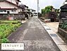 その他：落ち着いた住宅街に位置しており前面道路は交通量が少なく静かな環境です。道路幅も十分に確保されており車の通行もスムーズです。周囲には住宅が立ち並んでおり整った街並みが広がっています。