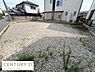 外観：ゆとりのある敷地で建築プランが検討しやすい現地土地写真です。周囲には住宅があり接道もしっかりしています。整形地なので使い勝手の幅が広がります。周辺環境も穏やかな印象です。