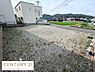 外観：閑静な住宅街に位置し周辺はゆとりある街並みが広がっています。前面道路も広く見通しの良い現地土地写真です。両隣との距離も確保されており建築の自由度が期待できます。