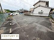 敷地内は広々としたスペースが確保されています。道路からアクセスしやすい現地土地写真です。周辺には住宅が立ち並び静かな環境が感じられます。整備されたフェンスが設置されていますので安心感があります。