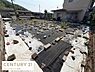 外観：現地土地写真で広々とした敷地が確保されています。周囲は住宅街で落ち着いた環境です。整地済みのため活用しやすい土地となっています。道路に面しているためアクセスも良好です。