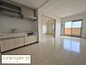 室内：開放感のあるリビングが魅力的です。明るい室内は日差しをしっかりと取り入れています。隣接する洋室も使い勝手が良さそうです。床材やキッチンの色合いが統一されていて落ち着いた雰囲気があります。