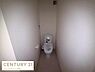 トイレ：清潔感のあるシンプルなトイレ空間です。壁紙と床材の色合いが統一され落ち着いた印象です。収納スペースや換気口が設けられています。ペーパーホルダーも設置済みです。