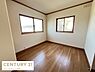 子供部屋：二面採光で明るい雰囲気の子供部屋です。ナチュラルなフローリングが空間を広く感じさせます。家具の配置もしやすいシンプルな形状です。壁や床の手入れもしやすく快適なお部屋です。