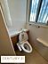 トイレ：温水洗浄便座付きのトイレです。窓付きで明るい空間が確保されています。収納スペースも備わっており整理整頓しやすい設計です。空間がすっきりしていますのでお手入れもしやすいです。