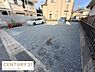 外観：現地土地写真の通り平坦で整備された土地となっています。周辺は落ち着いた住宅街で前面道路も広めです。車の駐車もしやすそうな形状です。建築を検討しやすい現状の土地状況が確認できます。