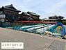 外観：周辺には落ち着いた住宅が並び現地土地写真からは開放感のある環境が感じられます。道路に面していてアクセスしやすい立地です。整った区画で様々な用途に対応できる土地です。