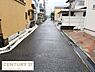 その他：前面道路は舗装されており周辺には住宅が立ち並んでいます。見通しの良い直線道路で落ち着いた印象が感じられます。車の出し入れにも便利な幅員が確保されています。周囲の住環境も整っている前面道路です。