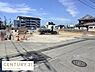 外観：現地土地写真から広々としたスペースが確保されていることが分かります。整地も進んでおり車両の進入も便利です。周辺には住宅や建物が並び道路にも面しているためアクセスに便利です。