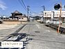 その他：前面道路は幅員がしっかりと確保されており車両の通行もスムーズです。周辺は落ち着いた環境で見通しも良好です。電柱や標識なども整備され安全性に配慮された道路です。周囲の建物との調和が取れた現地写真です。
