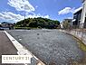 外観：広々とした現地土地写真です。道路に面した整形地で周辺には緑豊かな景観が広がります。日当たりが良く奥行きのある敷地となっております。周辺は落ち着いた住宅街の雰囲気です。インフラ設備も整った土地です。