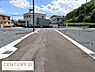その他：前面道路は広がりがありゆとりを感じます。周囲には建物が並び整った印象を受けます。敷地がしっかり区画されています。落ち着いた住宅街の雰囲気が漂います。日当たりも期待できます。