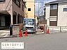 外観：現地土地写真の通り周辺は落ち着いた住宅街の雰囲気です。前面道路は広く車の出入りもスムーズに行えます。周囲には新しい建物もあり今後の発展も期待できます。