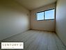 子供部屋：明るい日差しが差し込む子供部屋です。シンプルな内装でお好みの家具やインテリアを配置しやすい空間となっています。床材は明るい色調で清潔感があります。窓からの眺めも開放的です。