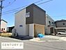 その他：現代的な外観が印象的な戸建て住宅です。シンプルながらも個性的なデザインが目を引きます。前面道路も広く駐車スペースも確保されています。周囲には同様の新しい住宅が建ち並んでいます。