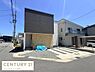 その他：シンプルでモダンな外観が印象的な住宅です。広々とした前面スペースはさまざまな用途に活用できます。角地に位置し明るい雰囲気を感じられます。周囲にはゆとりのある道路が広がっています。