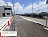 その他：現地写真からは前面道路が広々としており車の出し入れがしやすい印象です。舗装された道路がしっかり整備されています。周辺には電柱やフェンスもあり落ち着いた街並みです。青空の下で明るい雰囲気が伝わります。