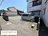 外観：現地土地写真から分かるように開放的なスペースが広がっています。前面道路との接道部分も確保されています。周囲の住宅と調和した落ち着いた環境です。日当たりも確保されやすい立地となっています。