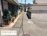 その他：前面道路は舗装されており周囲は住宅が並ぶ落ち着いた環境です。道路の幅員が確保されているため通行も安心です。現地は陽当たりが良く日中は明るさを感じられます。周辺には緑が配され雰囲気を和らげています。