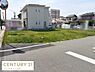 外観：現地土地写真から前面道路がしっかり整備されていることが分かります。角地に位置しているので道路幅のゆとりも感じられます。周囲には住宅が建ち並び落ち着いた雰囲気があります。