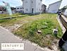 外観：閑静な住宅街に位置する現地土地写真です。前面道路に面しており開放感があります。敷地が整形されており用途に合わせた活用が可能です。周囲は住環境が整っています。